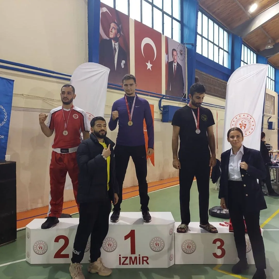 Köklü Ata sporcusu madalya kürsüsünde