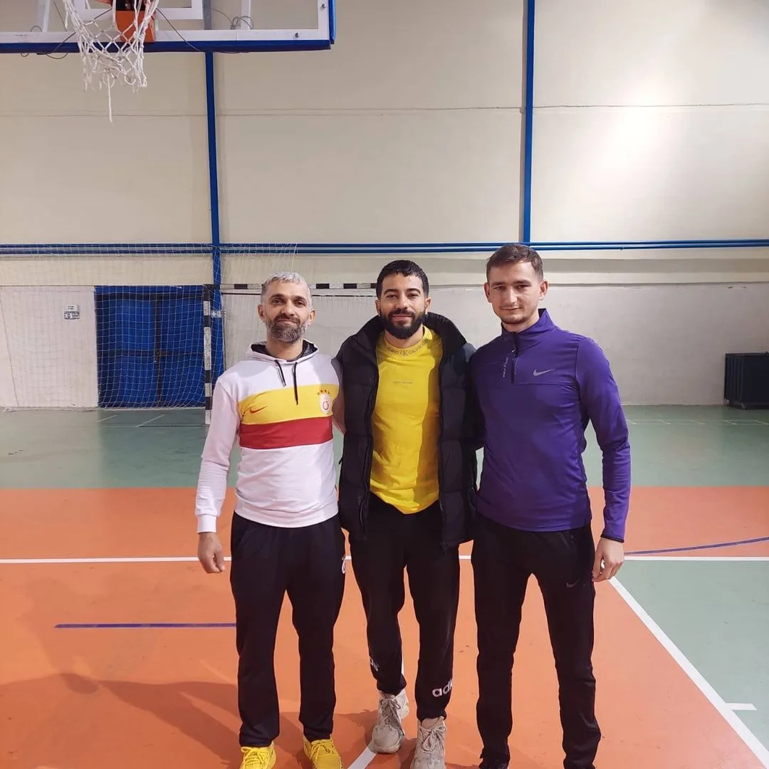 Köklü Ata sporcusu madalya kürsüsünde