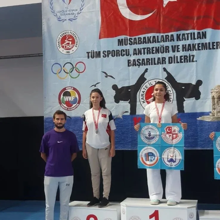 Köklü Ata sporcuları müsabaka kürsüsünde