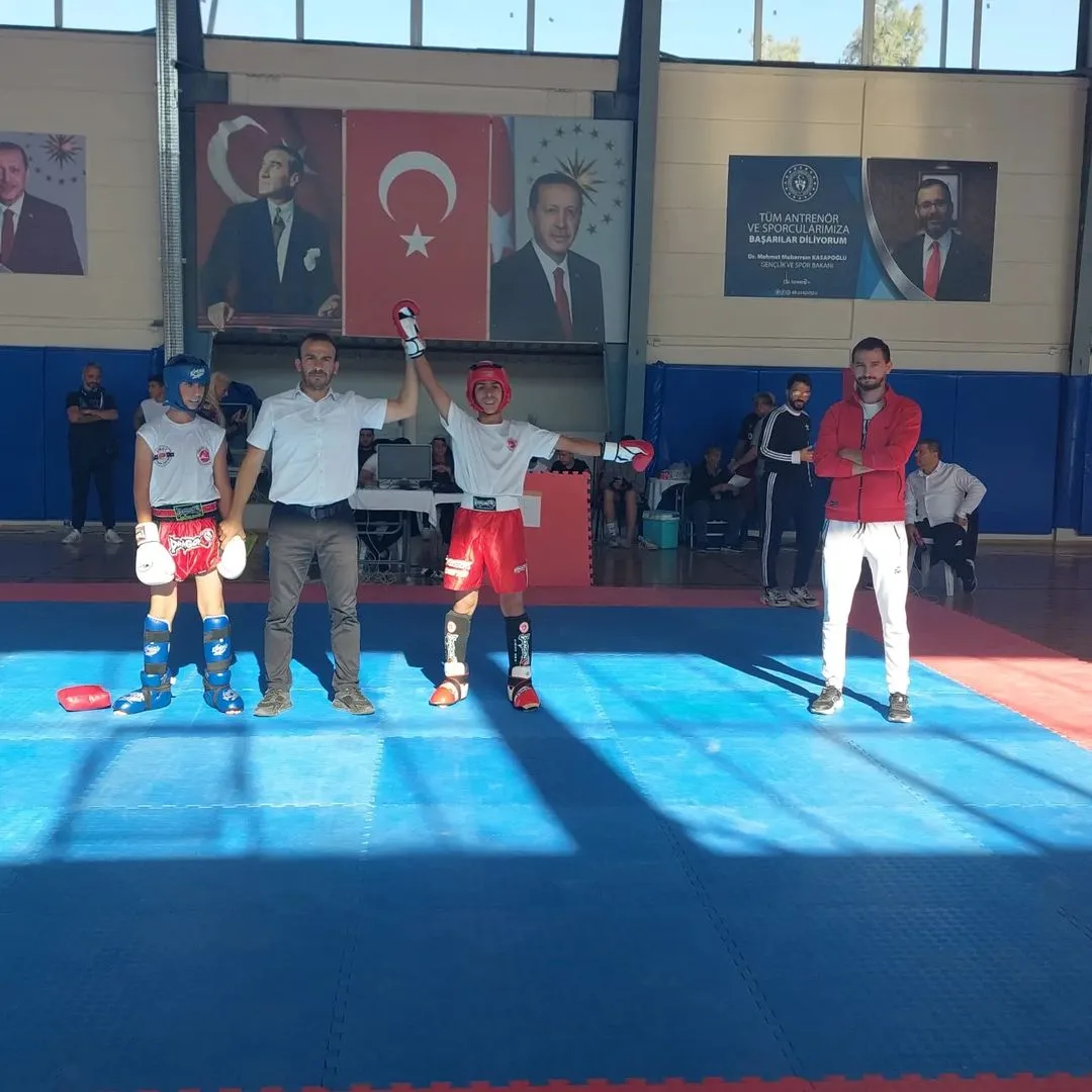 Köklü Ata sporcuları müsabaka kürsüsünde