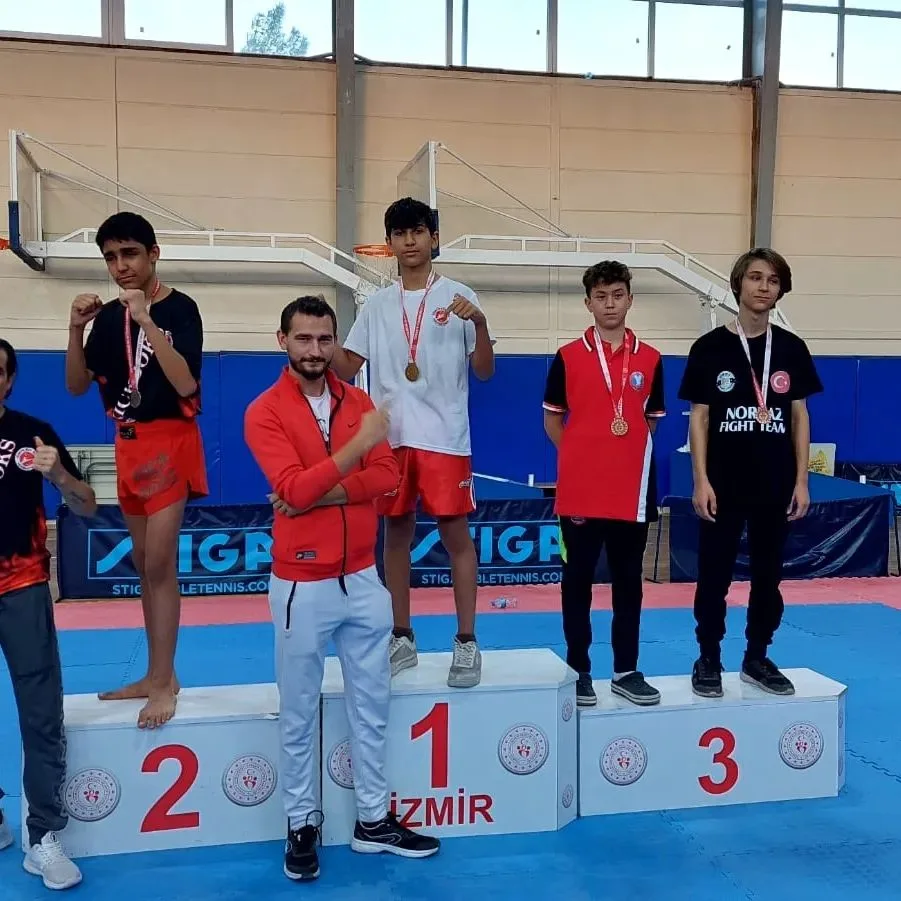 Köklü Ata sporcuları müsabaka kürsüsünde