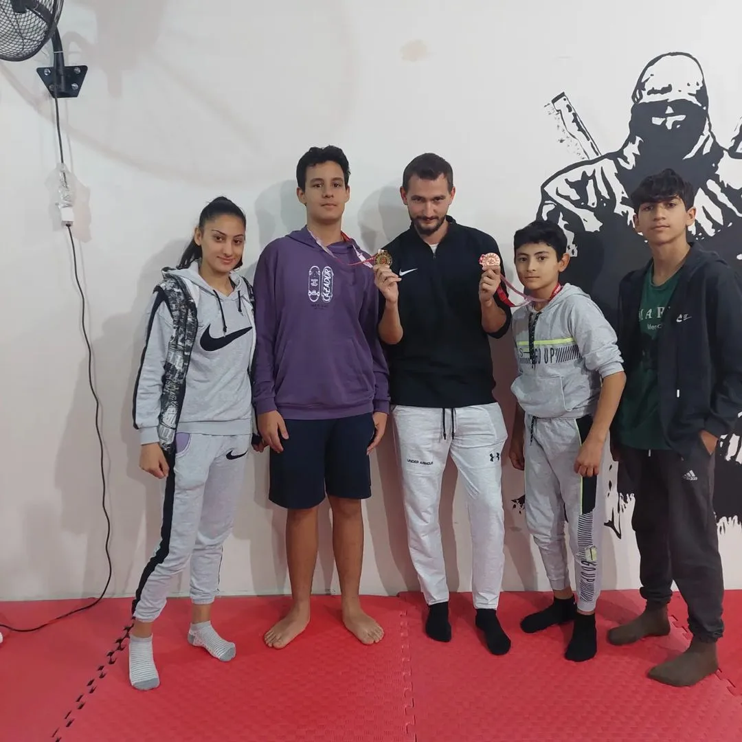 Köklü Ata sporcusu madalya kürsüsünde