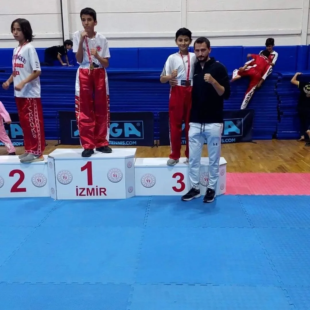 Köklü Ata sporcusu madalya kürsüsünde