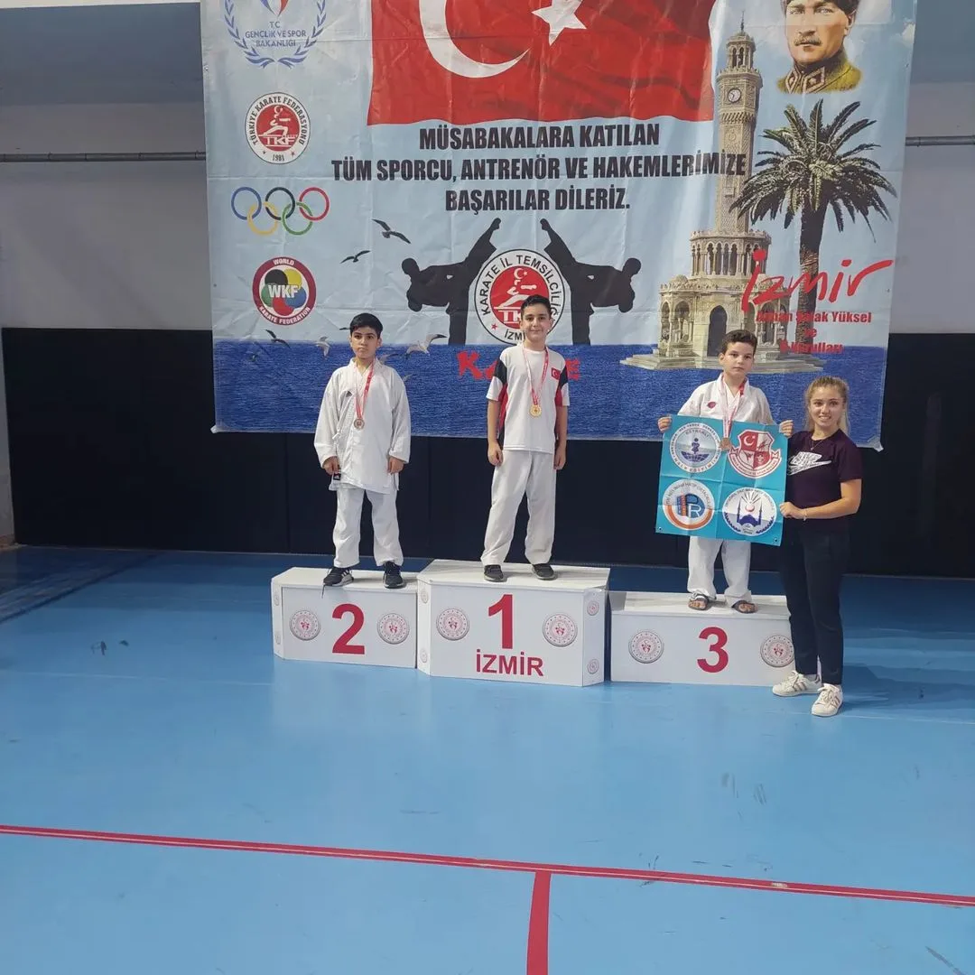 Köklü Ata sporcuları müsabaka kürsüsünde