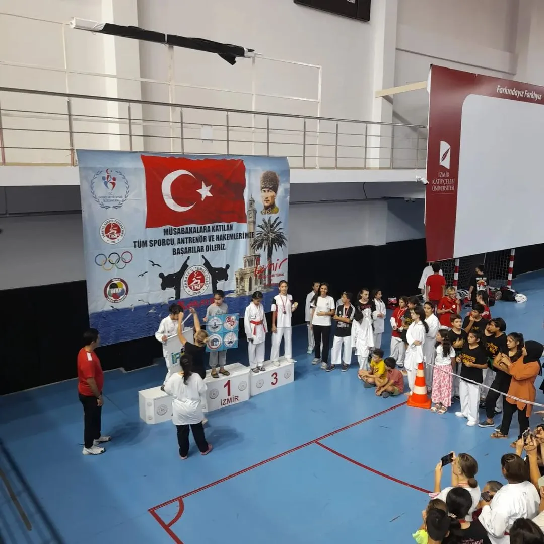 Köklü Ata sporcuları müsabaka kürsüsünde
