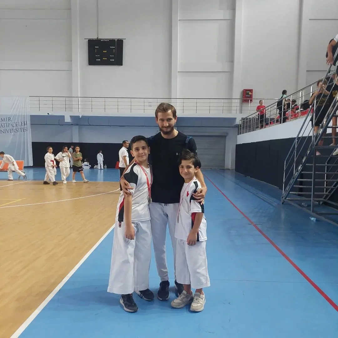 Köklü Ata sporcusu madalya kürsüsünde