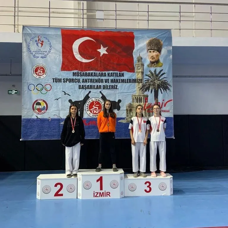 Köklü Ata sporcusu madalya kürsüsünde