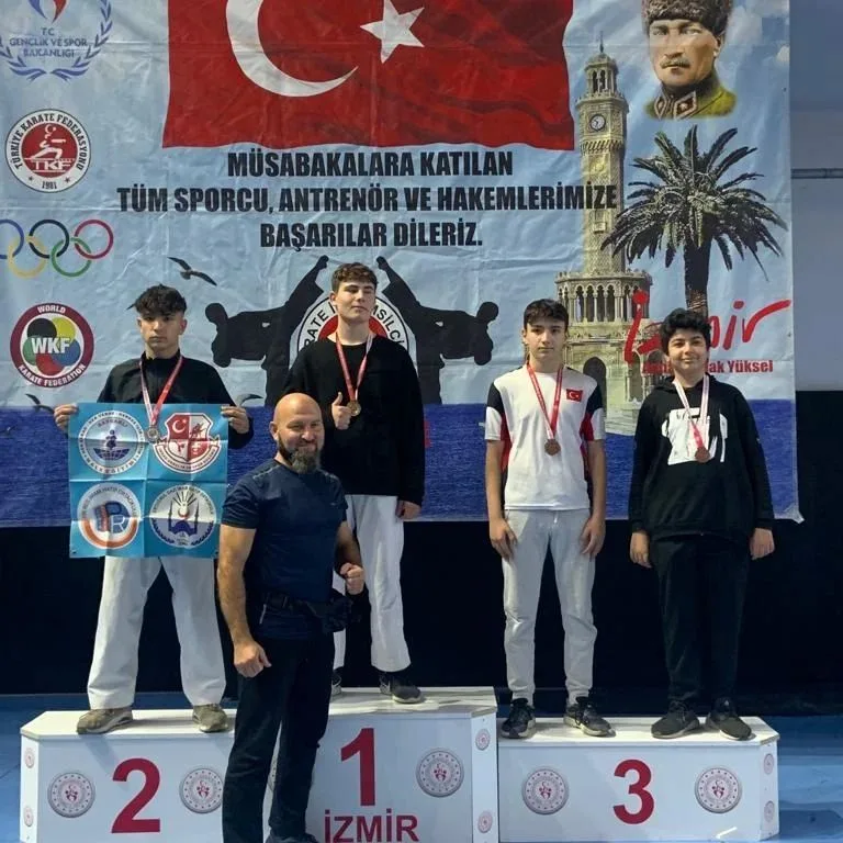 Köklü Ata sporcuları müsabaka kürsüsünde