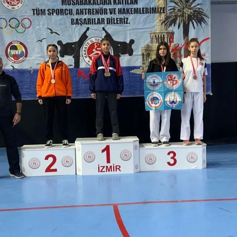 Köklü Ata sporcuları müsabaka kürsüsünde