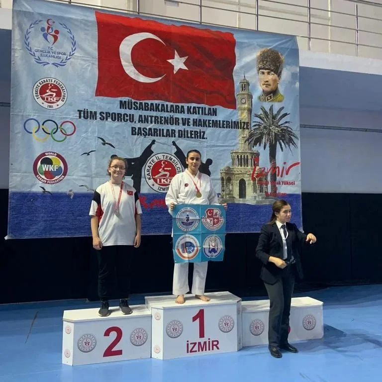 Köklü Ata sporcuları müsabaka kürsüsünde
