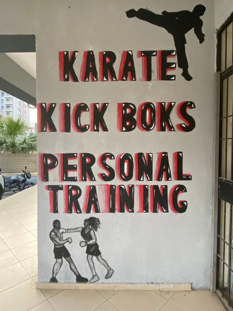 Salon girişi, Karate Kick Boks Personal Training tabelası