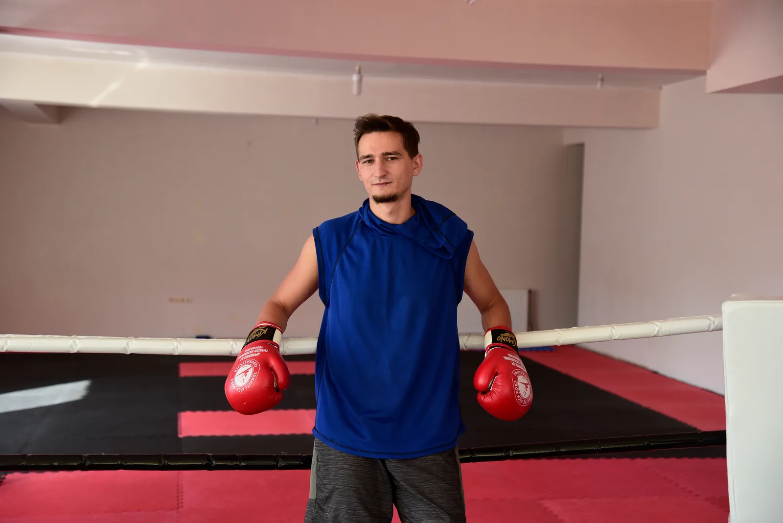 Antrenör Taner Yılmaz ringde, kırmızı eldivenlerle